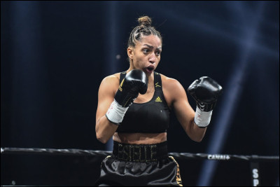 Dans quelle catégorie boxe la championne Estelle Mossely ?