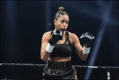 Dans quelle cat&eacute;gorie boxe la championne Estelle Mossely ?