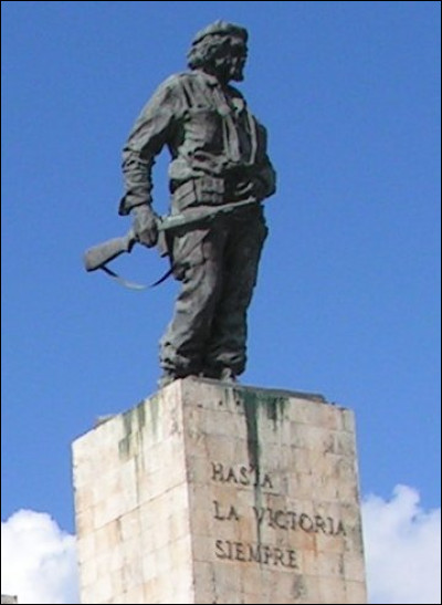 À qui est dédié le chant révolutionnaire ''Hasta siempre, Comandante'' ?