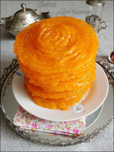 Outre le miel, le sucre et la farine, quel ingrédient entre dans la recette du "zlabia" ?