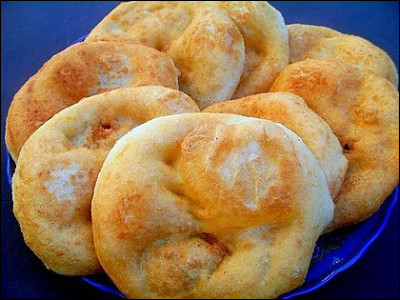 Que signifie le mot ''sfenj'' qui a donné son nom à cette pâtisserie ?