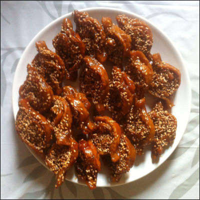 Outre la farine et la fleur d'oranger, qu'y a-t-il dans le "chebakia" ?