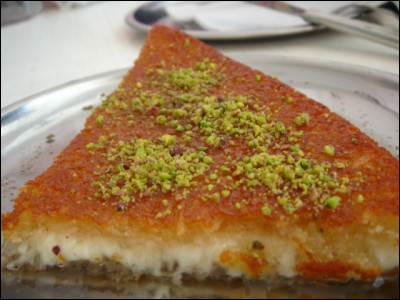 Que signifie en arabe le mot ''kadaif'' qui sert à réaliser cette pâtisserie appelée "knafeh" ?