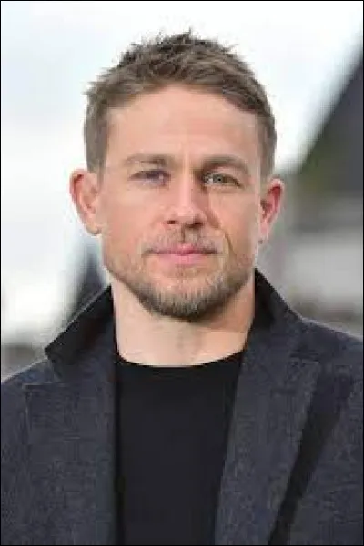 Quelle série télévisée a révélé l'acteur Charlie Hunnam ?
