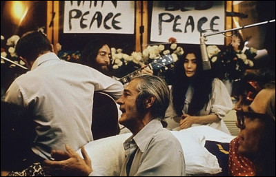 Qui chante ''Give Peace a Chance'' en pyjama dans une chambre d'hôtel ?