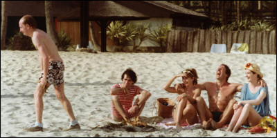 Dans le film ''Les Bronzés'' quel acteur tombe dans la piscine en pyjama ?