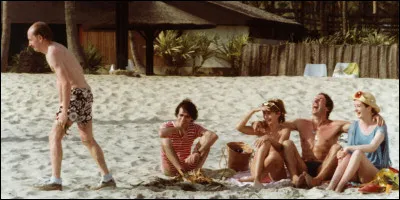 Dans le film ''Les Bronz&eacute;s'' quel acteur tombe dans la piscine en pyjama ?