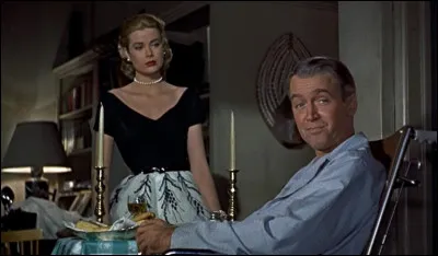 Dans quel film d'Alfred Hitchcock peut-on voir un photographe en pyjama et qui porte un pl&acirc;tre ?