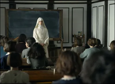 Quel est ce film qui vient de sortir sur Netflix ? On y voit ici Narcisa qui enseigne à des jeunes filles.