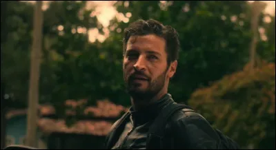 Voici Marco qui exerce la profession de juge. Dans quel film Netflix se rapproche-t-il d'une jeune femme nommée Babi ?