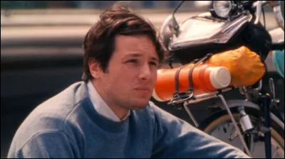 Dans quelle capitale europ&eacute;enne se rend-il en v&eacute;lo dans le clip de sa chanson ''Veronica'' ?