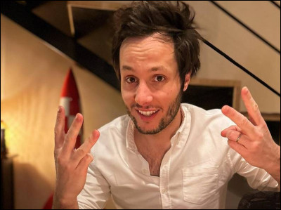 Dans quelle émission de télé-crochet est-il juré depuis 2021 ?