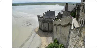 De quel si&egrave;cle datent les remparts du Mont-Saint-Michel ?