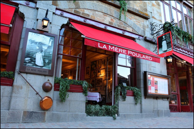 Quel plat, attribué à la mère Poulard, est emblématique du Mont-Saint-Michel ?