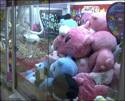 Dans quel pays sont apparues les premières machines attrape-peluches, dans les années 80 ?