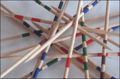 Quel jeu d'adresse consiste à attraper des bâtonnets sans faire bouger les autres  ?