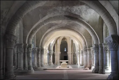 Cet endroit, se situant sous l'édifice et souvent utilisé comme lieu de sépulture, se nomme...