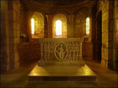 La plate-forme où le prêtre célèbre la messe se nomme...