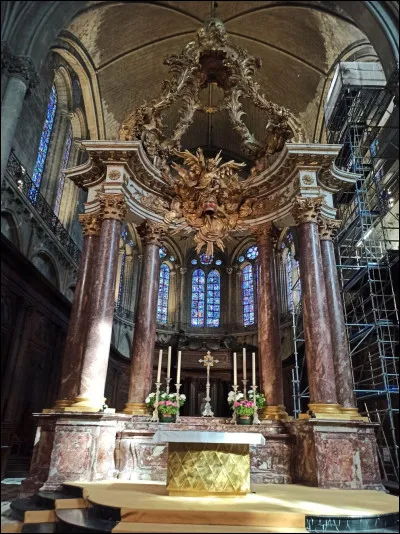 Dans certaines églises, une structure en forme de dôme ou de baldaquin soutenue par des colonnes, se situe au-dessus de l'autel principal. Elle porte le nom de...