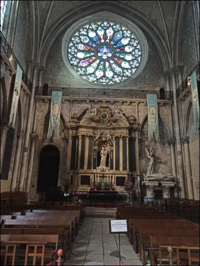 Les uvres d'art architecturales composées de morceaux de verre coloré assemblés pour former des motifs porte le nom de...