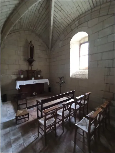 Une petite salle latérale ou une extension de l'église, souvent dédiée à un saint ou à un événement religieux particulier, se nomme...
