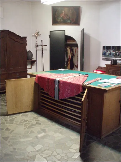 Une pièce adjacente à l'église utilisée pour ranger les objets liturgiques et les vêtements sacerdotaux s'appelle...