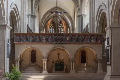 La galerie surélevée située entre la nef et le chœur, autrefois utilisée pour les lectures et les chants liturgiques, s'appelle...
