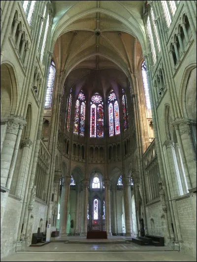 Généralement réservé au clergé et où se déroulent certaines cérémonies religieuses, cet endroit s'appelle...