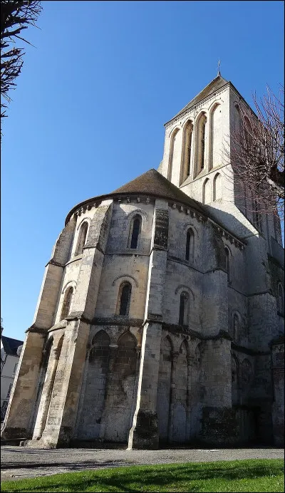 La construction arrondie, en forme de demi-cercle ou polygonale, située à l'extrémité est de l'église, se nomme...