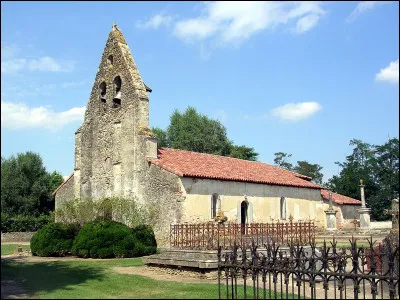 La tour ou la structure élevée de l'église qui abrite les cloches s'appelle...
