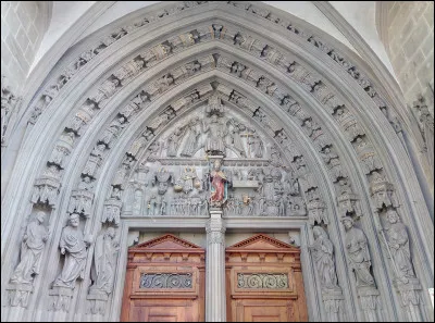 Cet élément architectural semi-circulaire ou triangulaire, souvent richement décoré, que l'on trouve généralement au-dessus du portail, s'appelle...