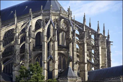 Les éléments architecturaux structurels soutenant les murs extérieurs s'appellent...