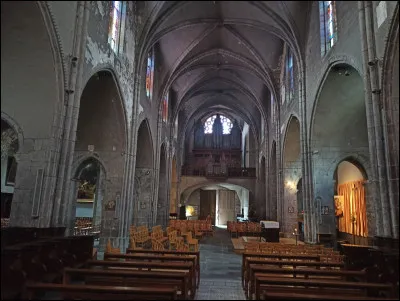 La structure en forme d'arc ou de dôme qui recouvre la nef ou le chœur s'appelle...