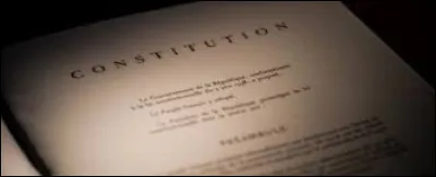 On dit de la Constitution qu'elle :