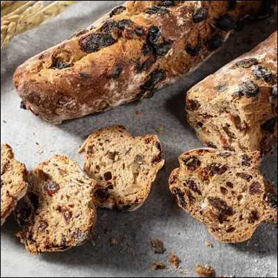 Quel pain, parfois appelé pain noir, spécialité du Valais suisse, devient un benoîton quand on ajoute du raisin de Corinthe dans sa pâte ?