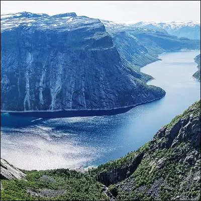 Comment appelle-t-on une vallée érodée par un glacier avançant dans la mer ?