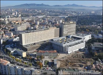 Comment se nomme le plus gros hôpital de Marseille construit dans les années 70 ?