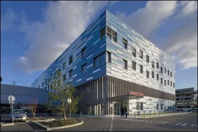 Dans quelle ville se situe la polyclinique Santé Atlantique ?