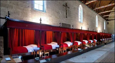 Dans quelle ville peut-on visiter cet ancien hospice rendu célèbre par un film ?