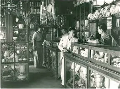 1834 - À partir de cette année, des milliers de laboureurs venant d'Inde mais aussi de Chine arrivent sur l'île, développant les commerces. 
Combien de personnes Maurice compte-t-elles environ à ce moment ?