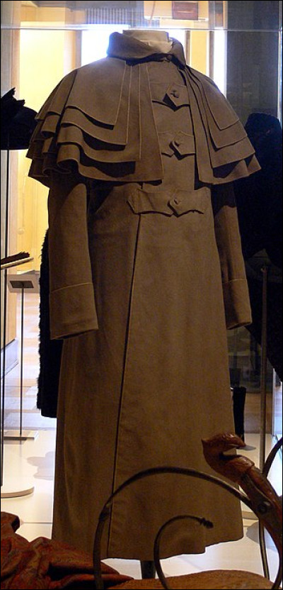 Quel vêtement masculin est un genre d'ample redingote qui a plusieurs collets ou un collet très long ?