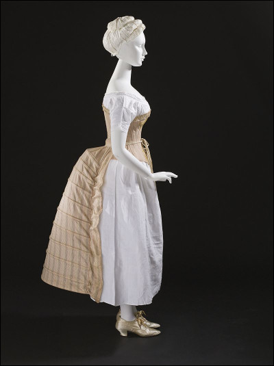 Au XIXe siècle, quel nom désignait le rembourrage que les femmes plaçaient sous leur jupe  ?