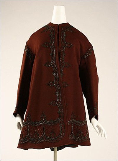 Comment appelle-t-on ce vêtement de dessus, généralement assez court et boutonné par-devant ?