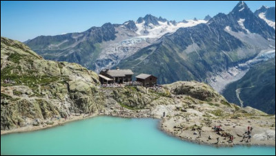 Comment s'appelle ce lac situé dans le massif des Aiguilles-Rouges à Chamonix ?