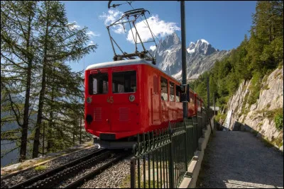 Quelle est la destination du c&eacute;l&egrave;bre train du Montenvers ?