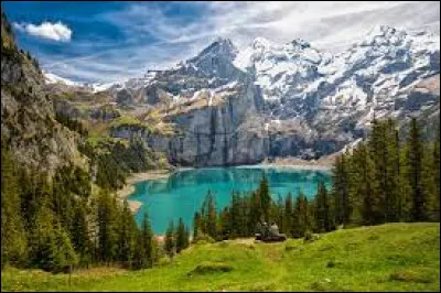 Quelles sont les deux couleurs du drapeau de la Suisse ?