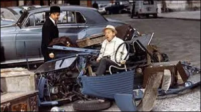 Dans le film "Le Corniaud", quelle voiture se retrouve complètement détruite ?