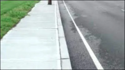 Il fait le trottoir.