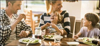 Piaf lui proposa de s'asseoir à sa table.