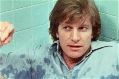 Avec quelle actrice a-t-il été en couple pendant deux ans, dans les années 70 ?